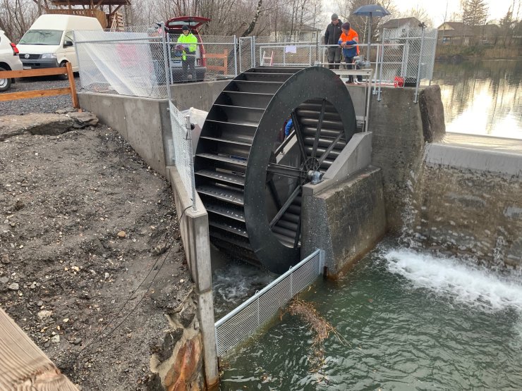 vilters-wangs: das wasserrad von der holzbrücke aus gesehen